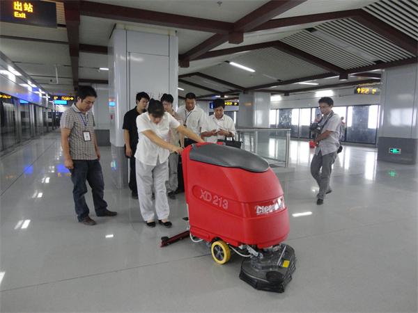 地鐵站用全自動洗地機做保潔